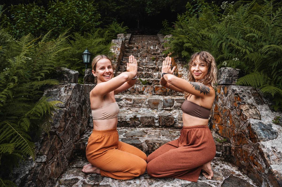 Dżip na safari, sugerujący przygodę/event.